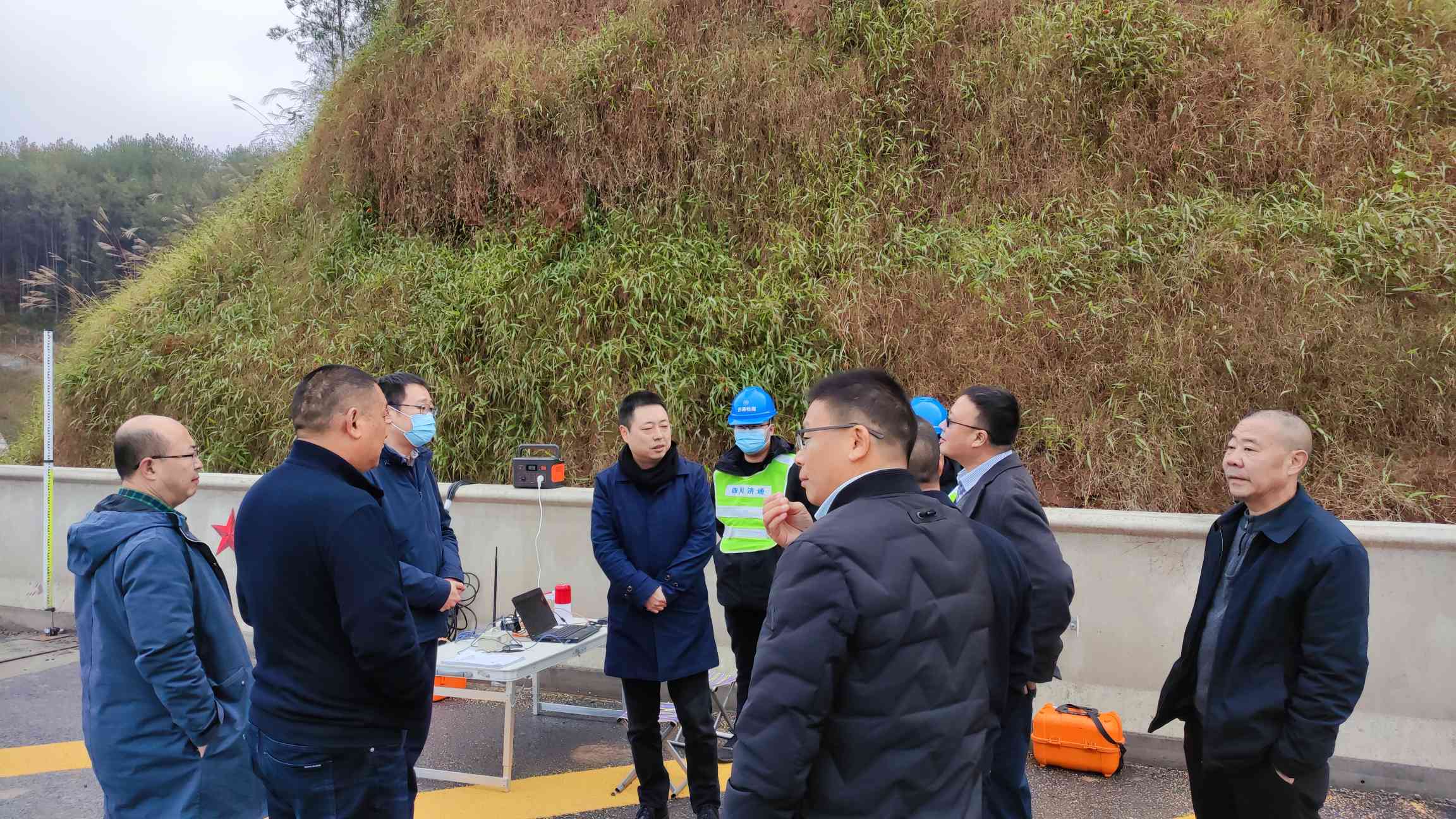 廳質(zhì)監(jiān)站副站長(zhǎng)鄒南現(xiàn)場(chǎng)觀看 濟(jì)通操作橋梁荷載試驗(yàn)